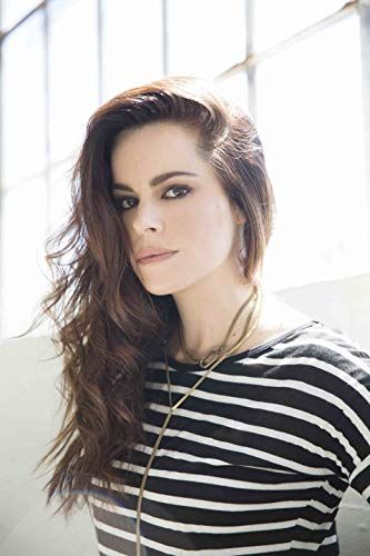 Emily Hampshire Bio, Career, Age, Height, Dating, Net Worth, Parent, Wiki